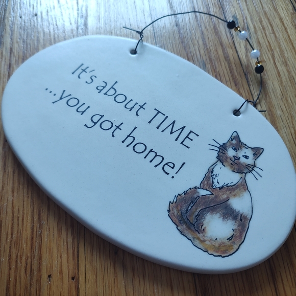 Vintage August Ceramic Cat Wall Plaque Sign Hanging Off White Beige USA Brown - Picture 13 of 15